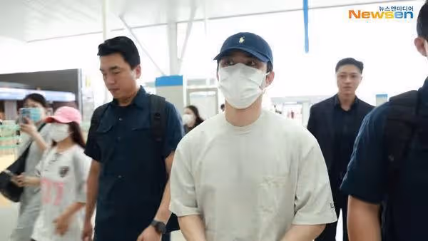 EXO D.O.出發來台！攝影大哥突問「可以比愛心嗎」　他默默給福利