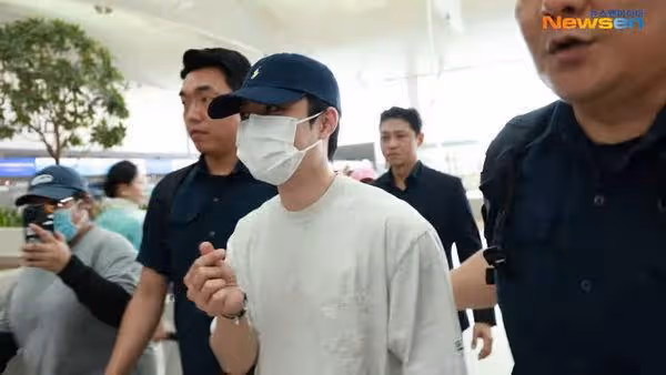 EXO D.O.出發來台！攝影大哥突問「可以比愛心嗎」　他默默給福利