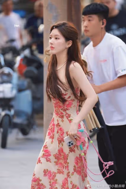 《許我耀眼》路透曝光，陳偉霆被嫌又老又胖，趙露思被嘲踩高蹺