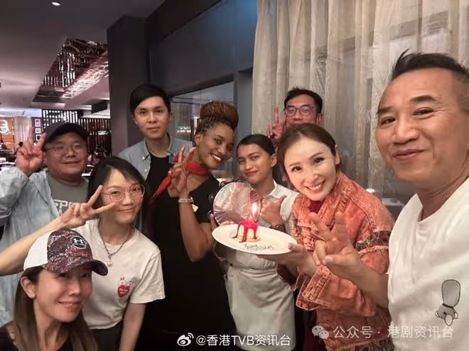 陳貝兒忍受50度熱浪遊聖城！得好心人「拯救」：怕自己頂唔住