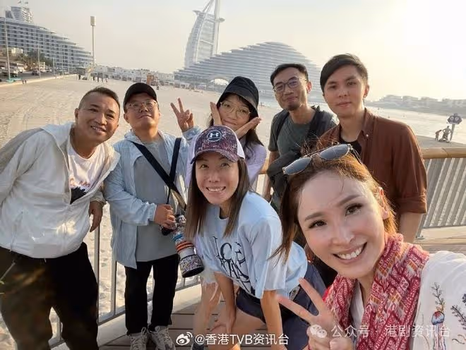 陳貝兒忍受50度熱浪遊聖城！得好心人「拯救」：怕自己頂唔住