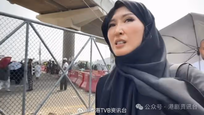 陳貝兒忍受50度熱浪遊聖城！得好心人「拯救」：怕自己頂唔住