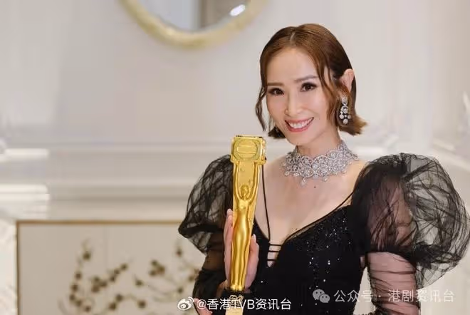 陳貝兒忍受50度熱浪遊聖城！得好心人「拯救」：怕自己頂唔住