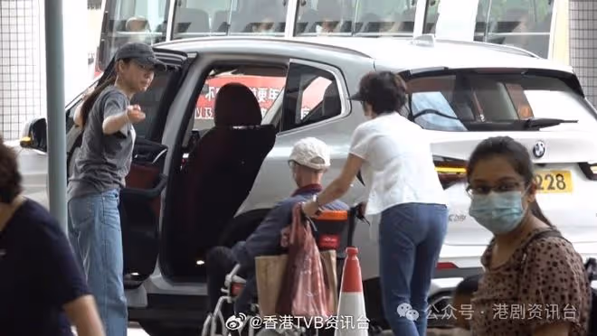 突發!TVB視後陪家人到醫院輪椅接送