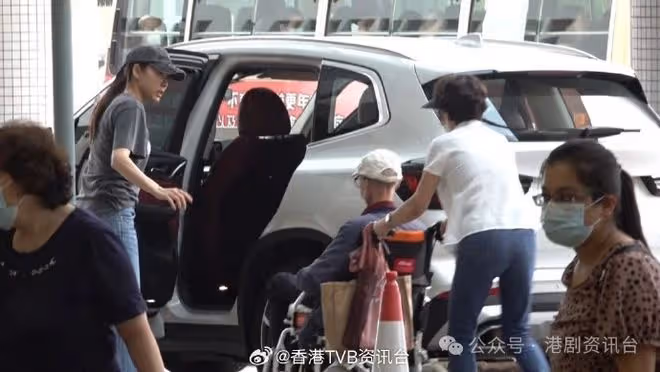 突發!TVB視後陪家人到醫院輪椅接送