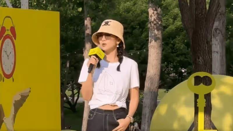 章子怡現身阿那亞戲劇節上班,4歲兒子鬧著要媽媽