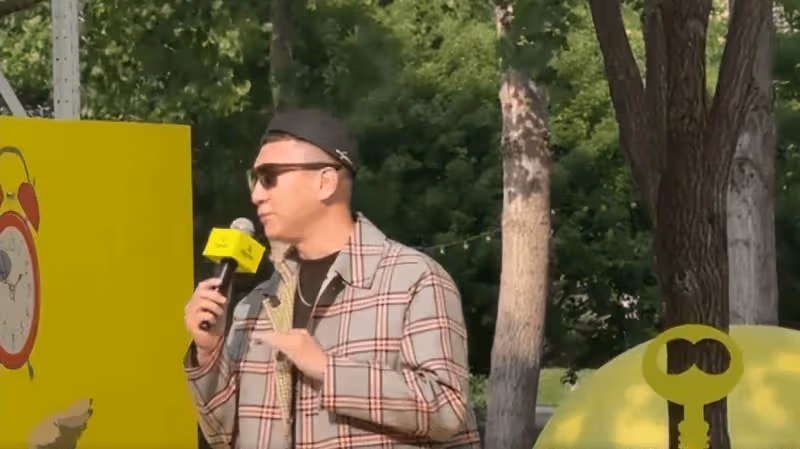 章子怡現身阿那亞戲劇節上班,4歲兒子鬧著要媽媽