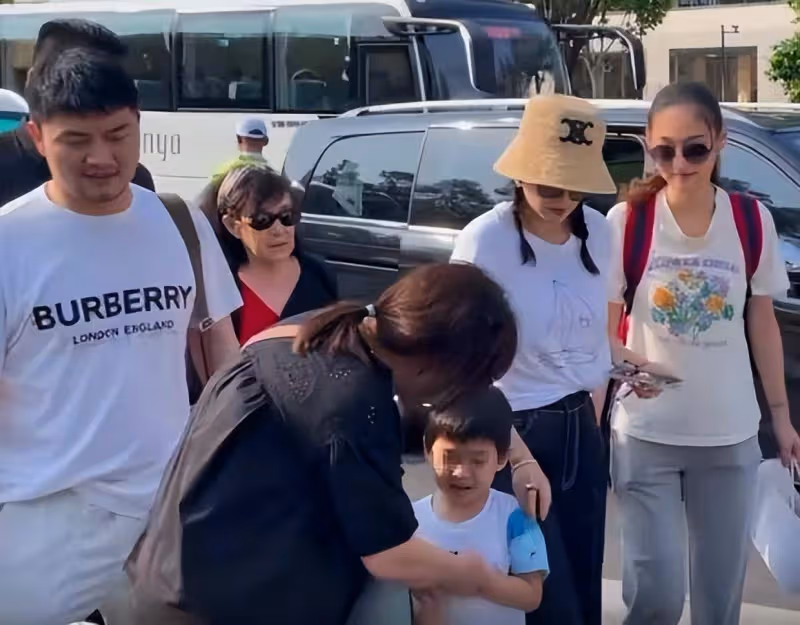 章子怡現身阿那亞戲劇節上班,4歲兒子鬧著要媽媽