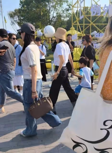 章子怡現身阿那亞戲劇節上班,4歲兒子鬧著要媽媽