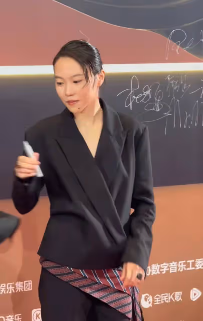 27歲竇靖童參加活動形象大變,神態舉止像極王菲!網友:天后遺傳