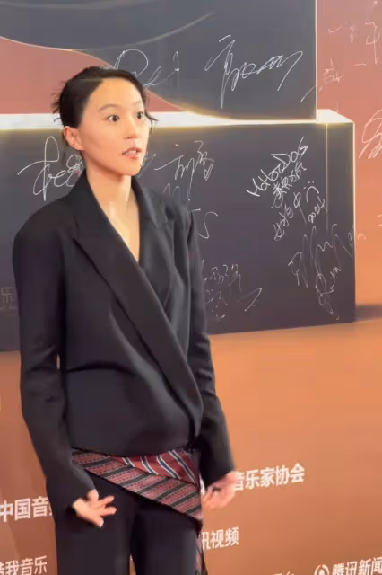 27歲竇靖童參加活動形象大變,神態舉止像極王菲!網友:天后遺傳