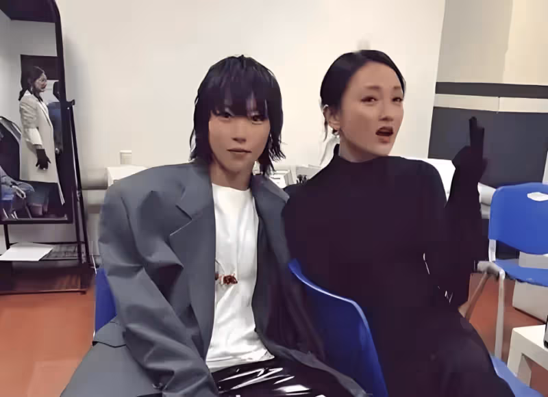 27歲竇靖童參加活動形象大變,神態舉止像極王菲!網友:天后遺傳