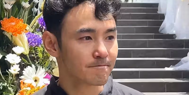 阮經天現身母親告別儀式,眼眶泛淚鼻頭通紅忍悲痛