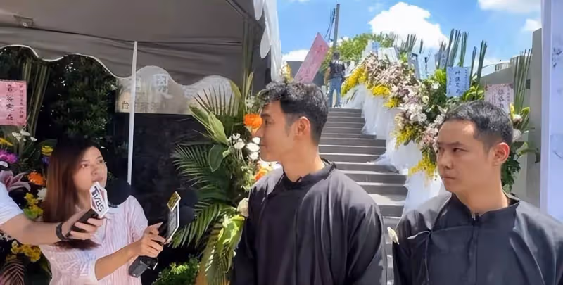 阮經天現身母親告別儀式,眼眶泛淚鼻頭通紅忍悲痛