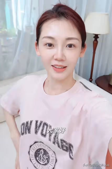 苗苗和老公騎電動車去健身,鄭愷幫她拿包,小兩口有說有笑好恩愛