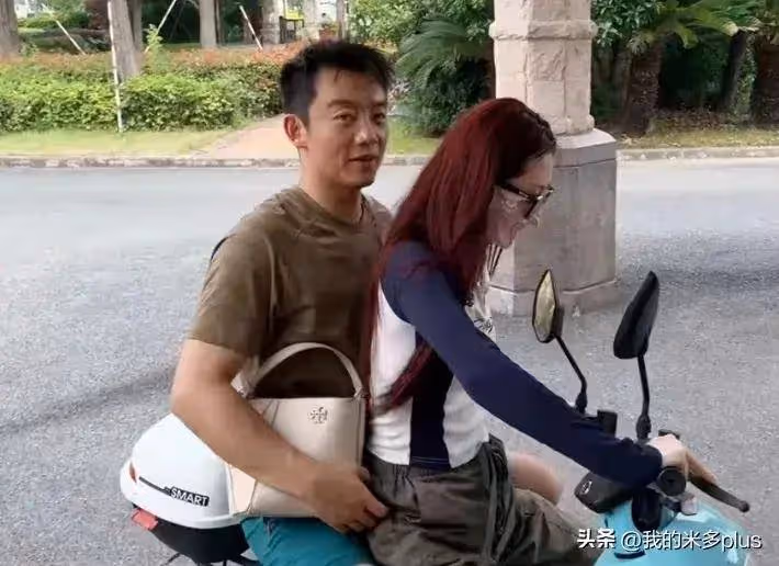 苗苗和老公騎電動車去健身,鄭愷幫她拿包,小兩口有說有笑好恩愛