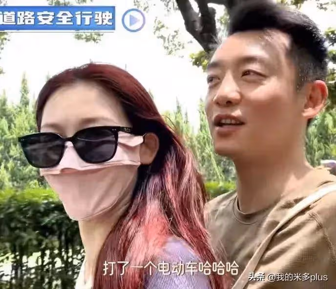 苗苗和老公騎電動車去健身,鄭愷幫她拿包,小兩口有說有笑好恩愛