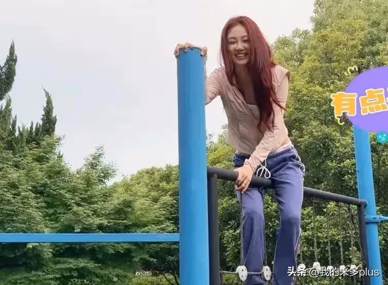 苗苗和老公騎電動車去健身,鄭愷幫她拿包,小兩口有說有笑好恩愛