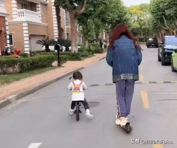 苗苗和老公騎電動車去健身,鄭愷幫她拿包,小兩口有說有笑好恩愛