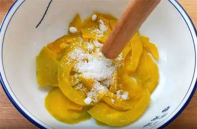 一碗面,半個南瓜,教你做南瓜麻花,記住2要點,香甜柔軟又拉絲