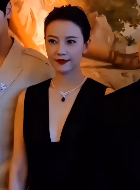高圓圓終於不再清純,打扮油光發亮,在宋慧喬面前就像油膩大媽!