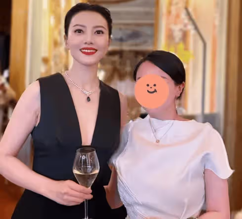 高圓圓終於不再清純,打扮油光發亮,在宋慧喬面前就像油膩大媽!