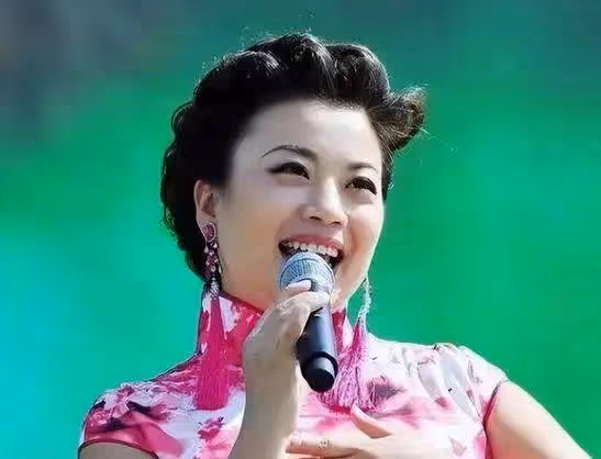 「民歌皇后」張也:27次登上春晚,56歲未婚育,與男閨蜜相伴多年不結婚也幸福