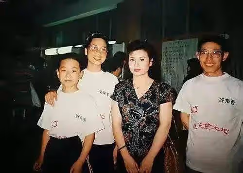 「民歌皇后」張也:27次登上春晚,56歲未婚育,與男閨蜜相伴多年不結婚也幸福