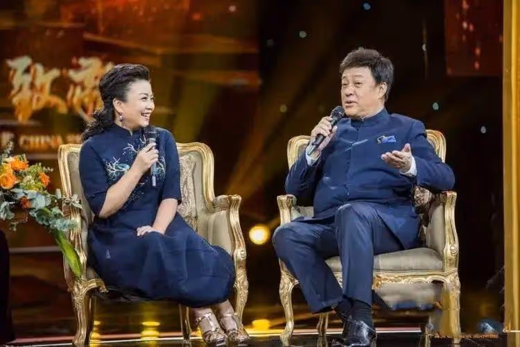「民歌皇后」張也:27次登上春晚,56歲未婚育,與男閨蜜相伴多年不結婚也幸福