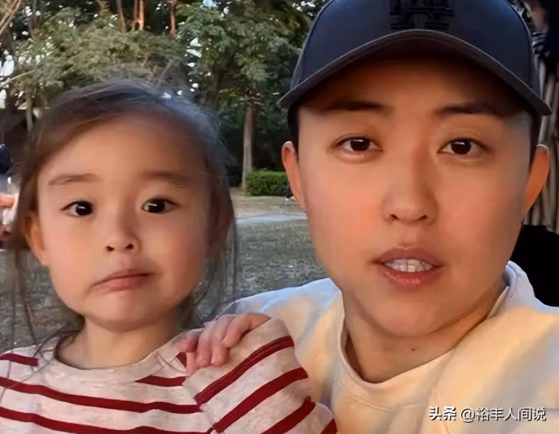 葉海洋抱倆兒子出鏡惹爭議,疑沒有坐月子,一黑一白被疑不一個媽