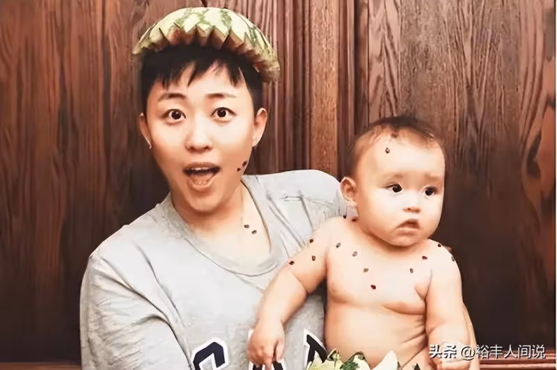 葉海洋抱倆兒子出鏡惹爭議,疑沒有坐月子,一黑一白被疑不一個媽
