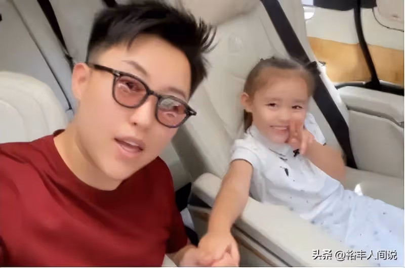葉海洋抱倆兒子出鏡惹爭議,疑沒有坐月子,一黑一白被疑不一個媽