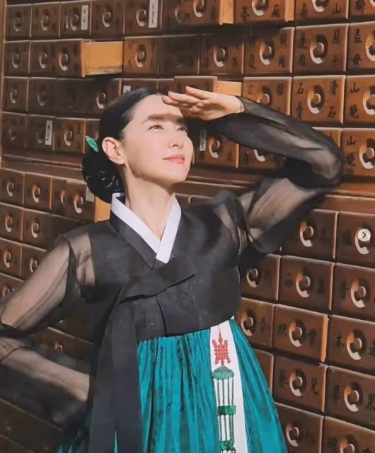 53歲李英愛韓服美照曝光!顏值在線夢回《大長今》
