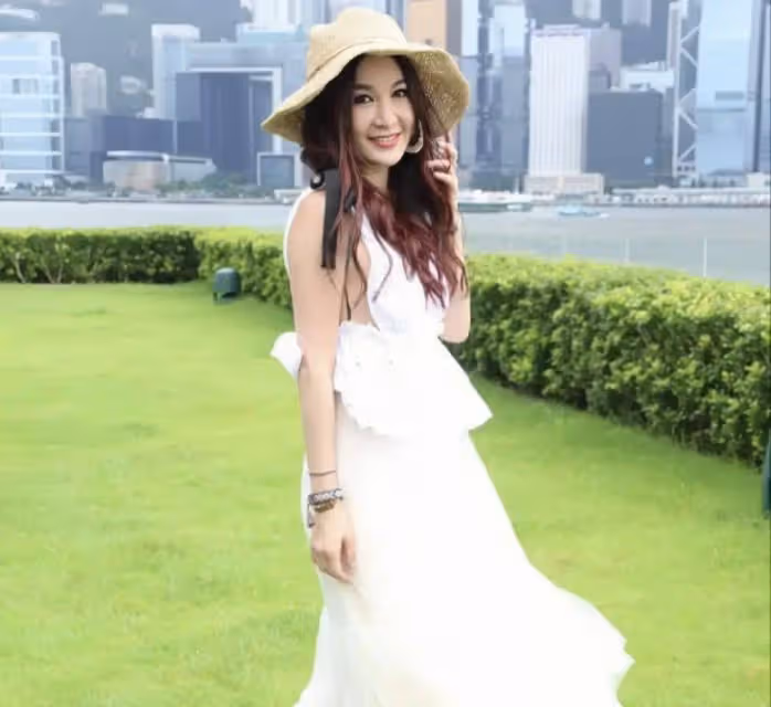 視養子如己出!57歲香港知名凍齡女神結婚多年拒絕和老公生子,在內地領養孩子