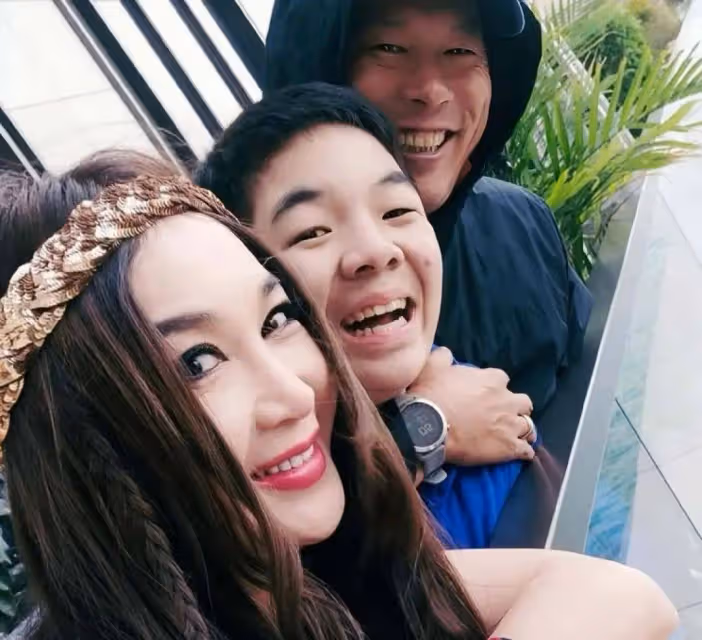 視養子如己出!57歲香港知名凍齡女神結婚多年拒絕和老公生子,在內地領養孩子