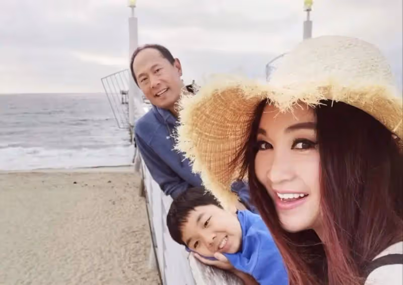 視養子如己出!57歲香港知名凍齡女神結婚多年拒絕和老公生子,在內地領養孩子