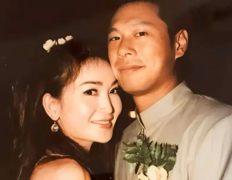視養子如己出!57歲香港知名凍齡女神結婚多年拒絕和老公生子,在內地領養孩子
