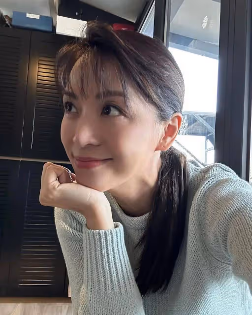 TVB50歲當家花旦穿泳裝做節目,艷壓一眾小花,結婚兩年夫妻恩愛如初