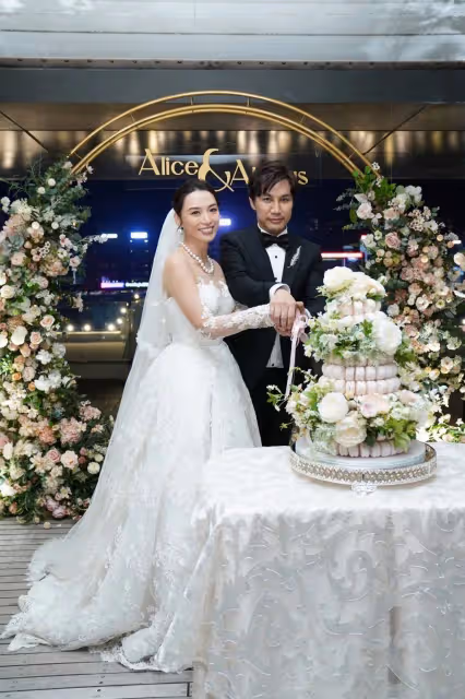 TVB50歲當家花旦穿泳裝做節目,艷壓一眾小花,結婚兩年夫妻恩愛如初