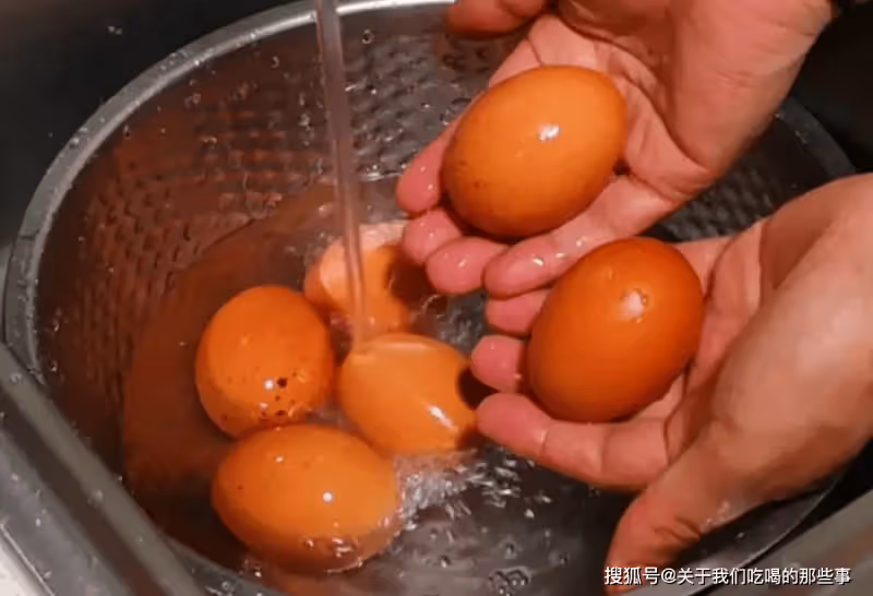 雞蛋煮幾分鐘最好吃？牢記這個時間點，煮好後雞蛋超嫩，殼好剝