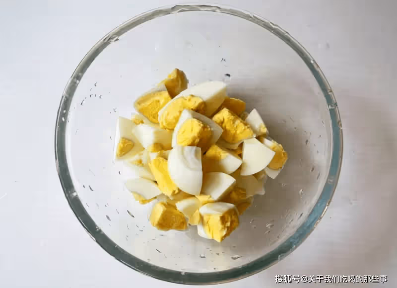 雞蛋煮幾分鐘最好吃？牢記這個時間點，煮好後雞蛋超嫩，殼好剝