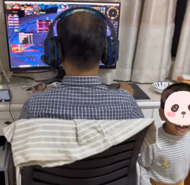 妻子忙完家務回臥室,發現兒子吐一地在哭,丈夫卻戴著耳機打遊戲