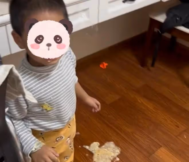 妻子忙完家務回臥室,發現兒子吐一地在哭,丈夫卻戴著耳機打遊戲