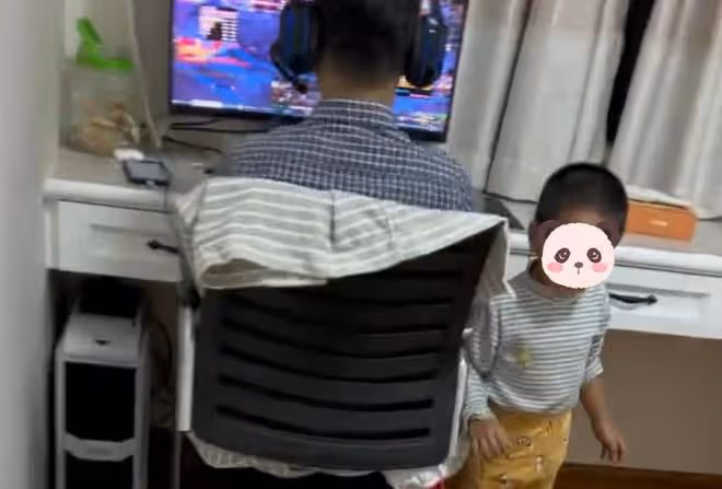 妻子忙完家務回臥室,發現兒子吐一地在哭,丈夫卻戴著耳機打遊戲