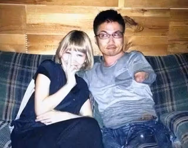 回顧:他天生無四肢婚內出軌50次,離婚後又瘋狂愛上22歲混血美女