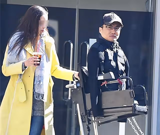 回顧：他天生無四肢婚內出軌50次，離婚後又瘋狂愛上22歲混血美女