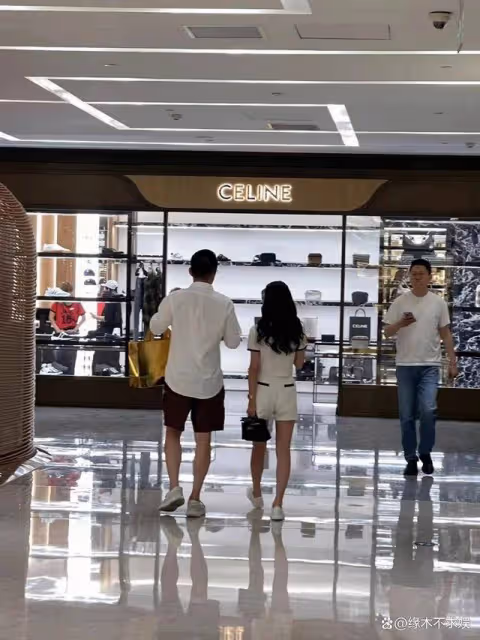 汪小菲夫婦逛商場被偶遇,夏天試穿皮衣,大S被曝借錢打官司