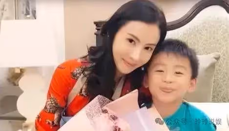 43歲的張柏芝曾自曝大兒子向前夫謝霆鋒告狀自己和黑皮膚叔叔親嘴