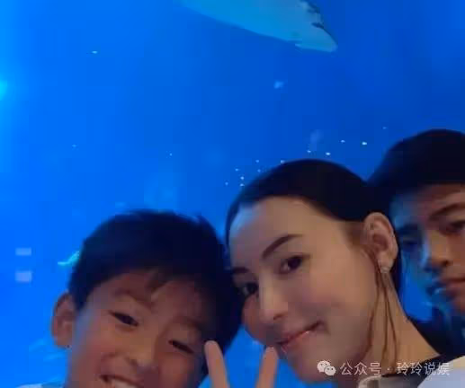 43歲的張柏芝曾自曝大兒子向前夫謝霆鋒告狀自己和黑皮膚叔叔親嘴