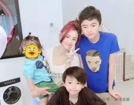 43歲的張柏芝曾自曝大兒子向前夫謝霆鋒告狀自己和黑皮膚叔叔親嘴